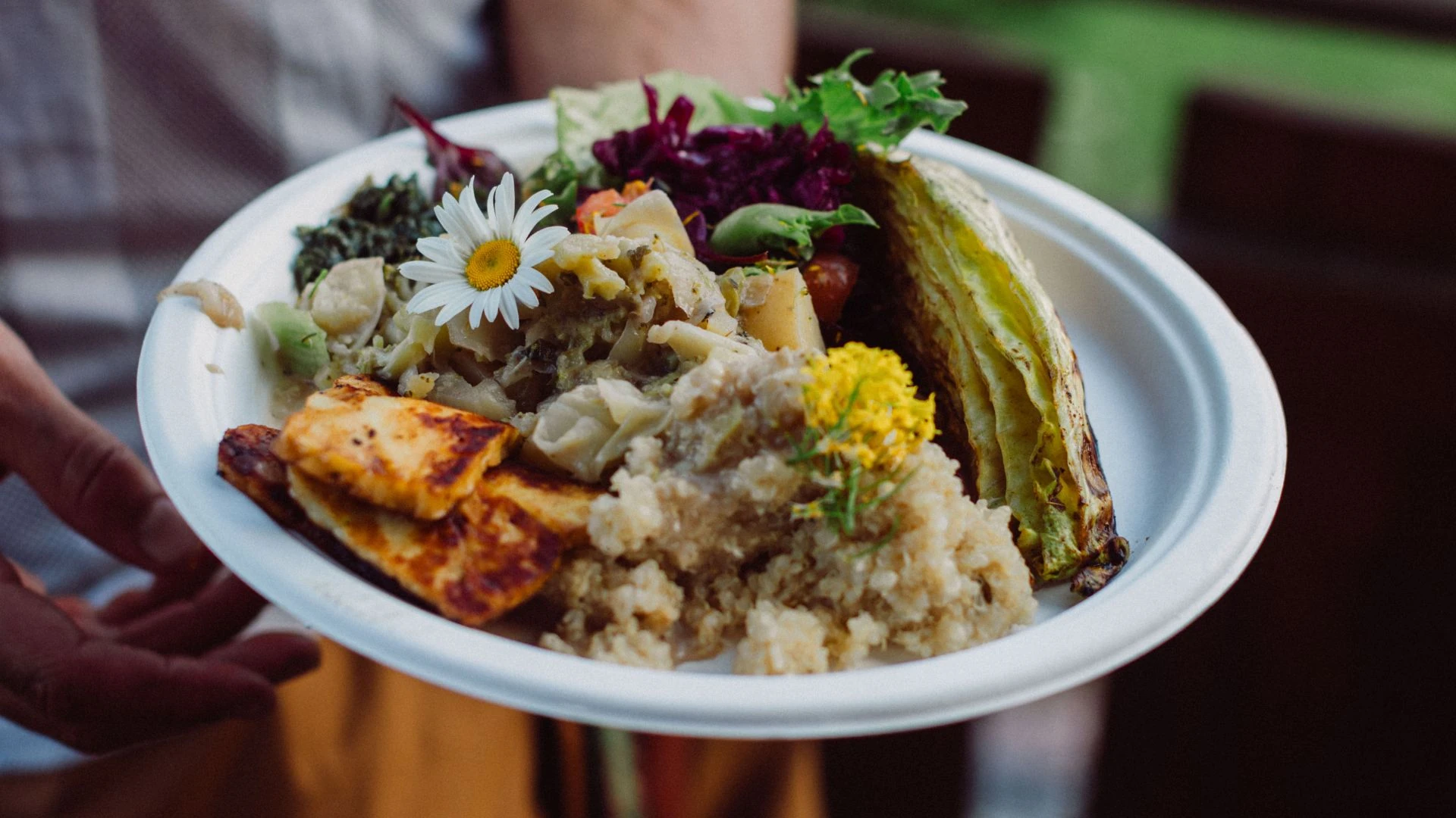 Tilberedning av cateringmeny med lokale råvarer